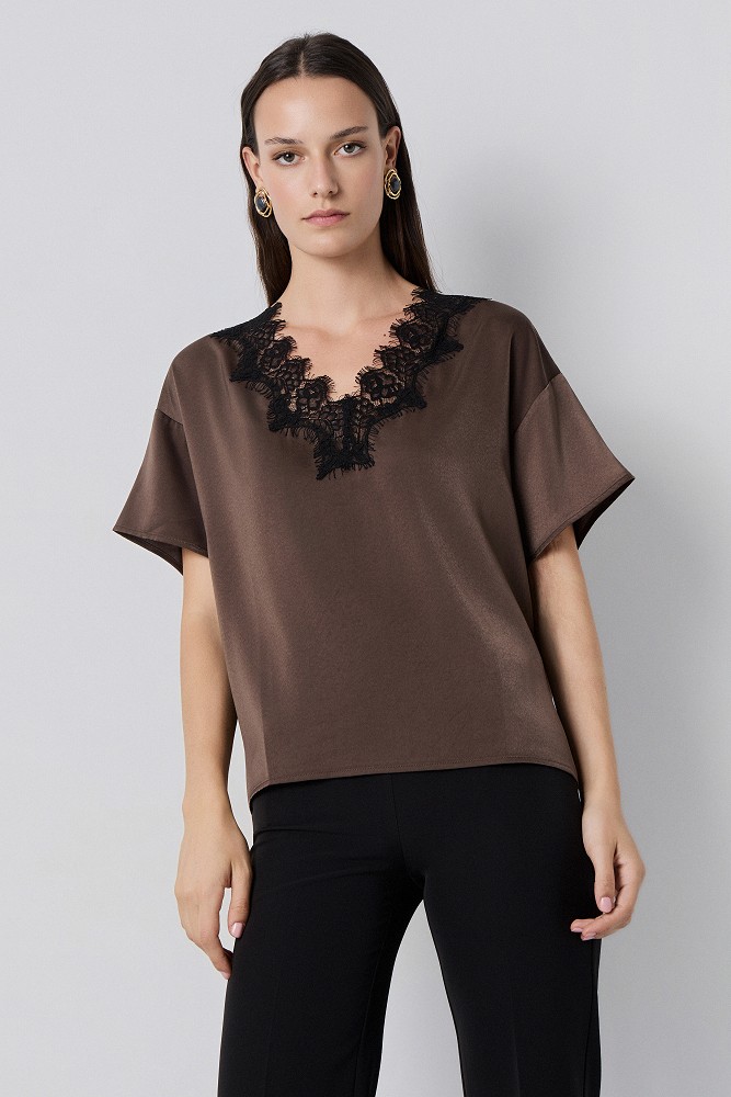 Shortsleeve blouse with lace