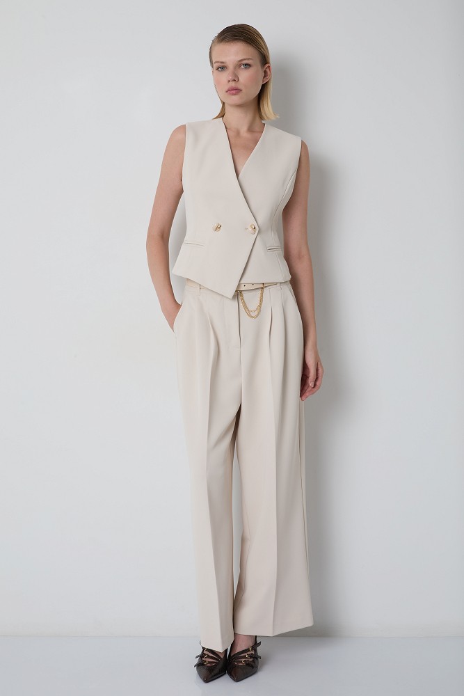 Pleated trousers with an elasticated waistband
