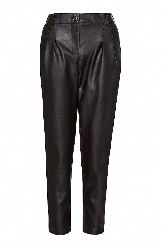 Pantaloni cu pliuri și aspect de piele