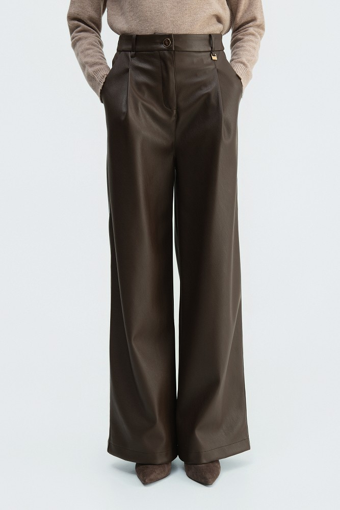 Pantaloni wide leg cu aspect de piele și pliuri