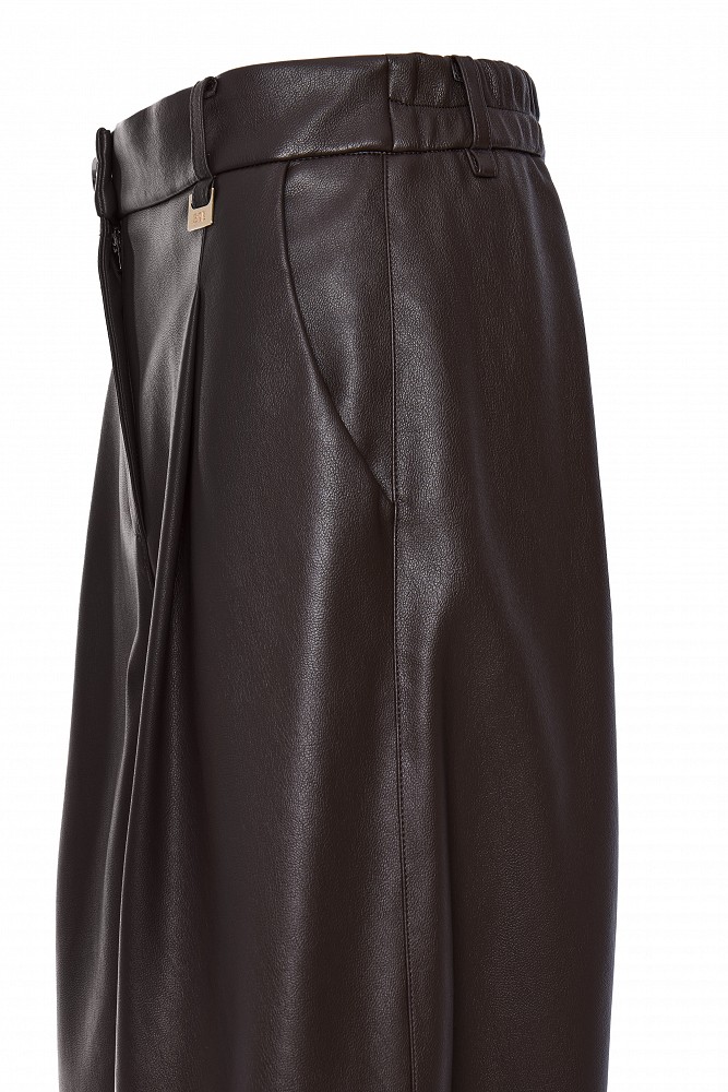 Pantaloni wide leg cu aspect de piele și pliuri
