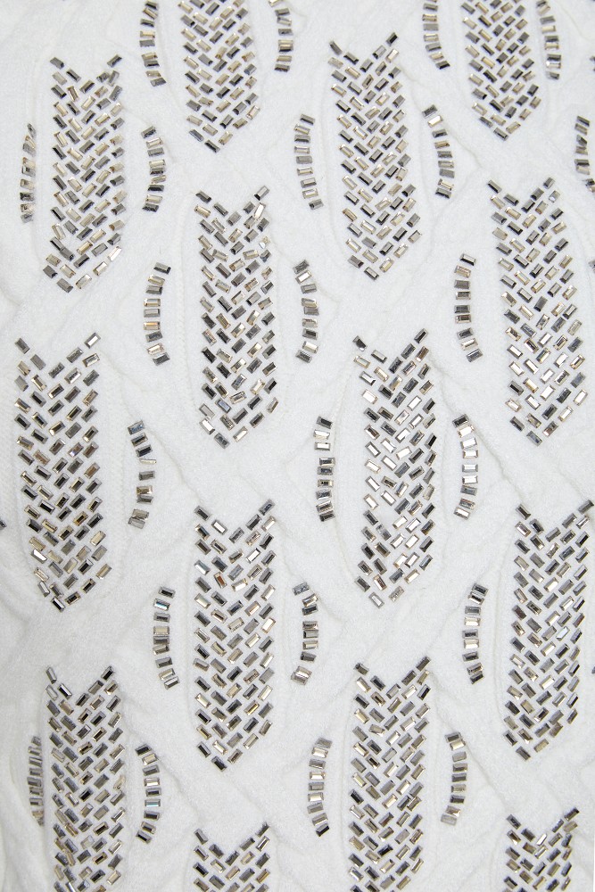 Sleeveless knitted sweater with rhinestones