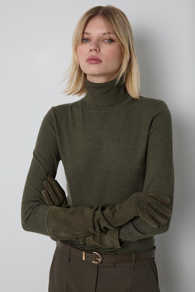 Basic turtleneck with ruffle sleeve details
