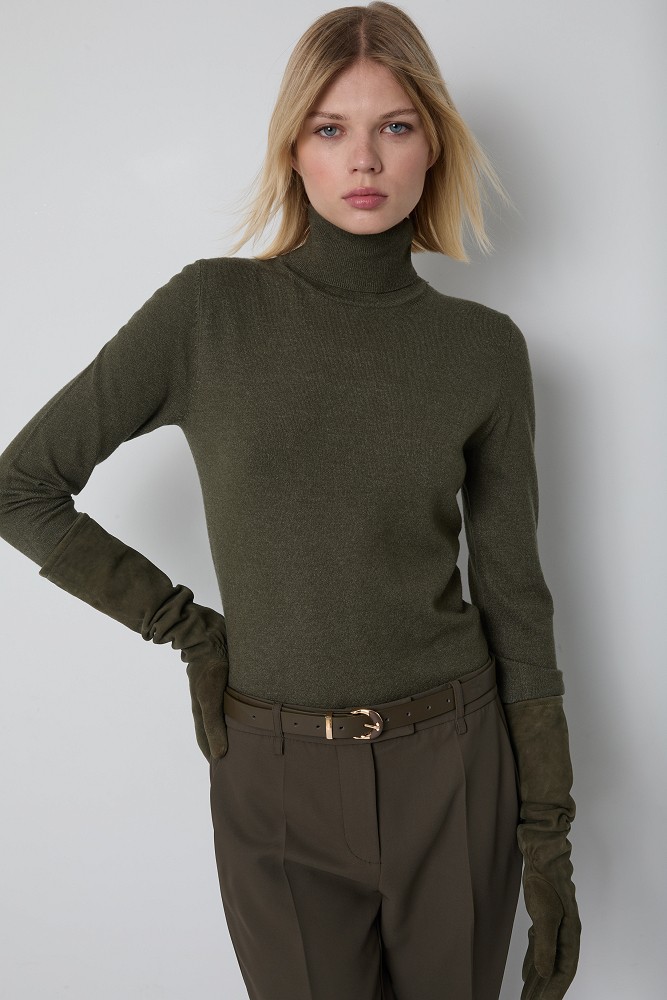 Basic turtleneck with ruffle sleeve details