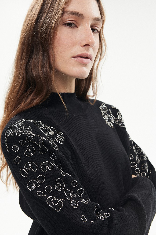 Knitted blouse with embroidered sleeve details