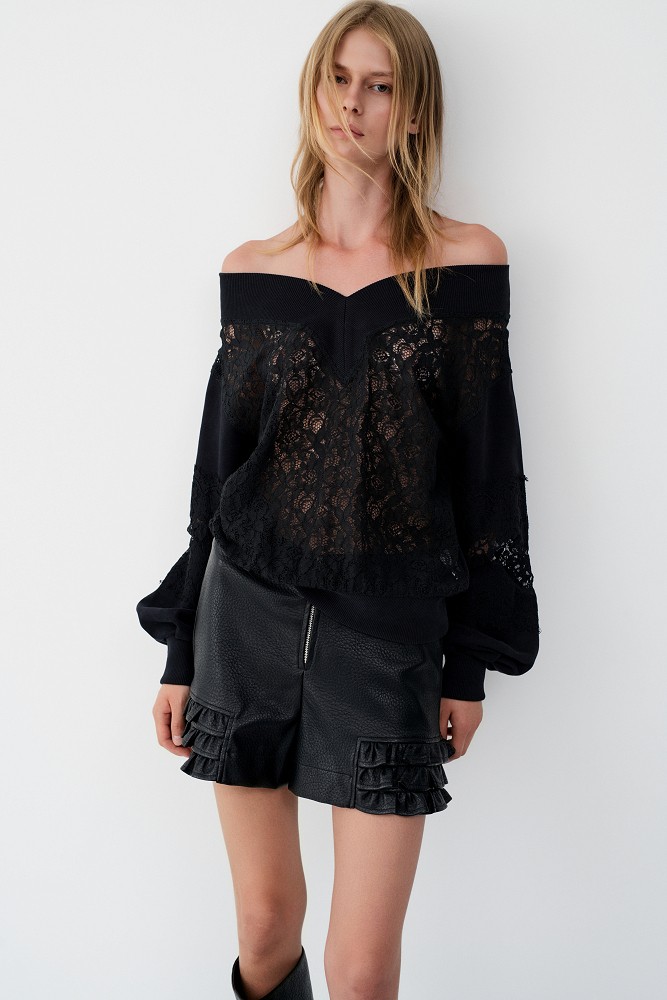 Sweatshirt with lace