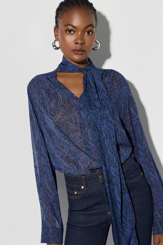 Blusa estampada con pañuelo