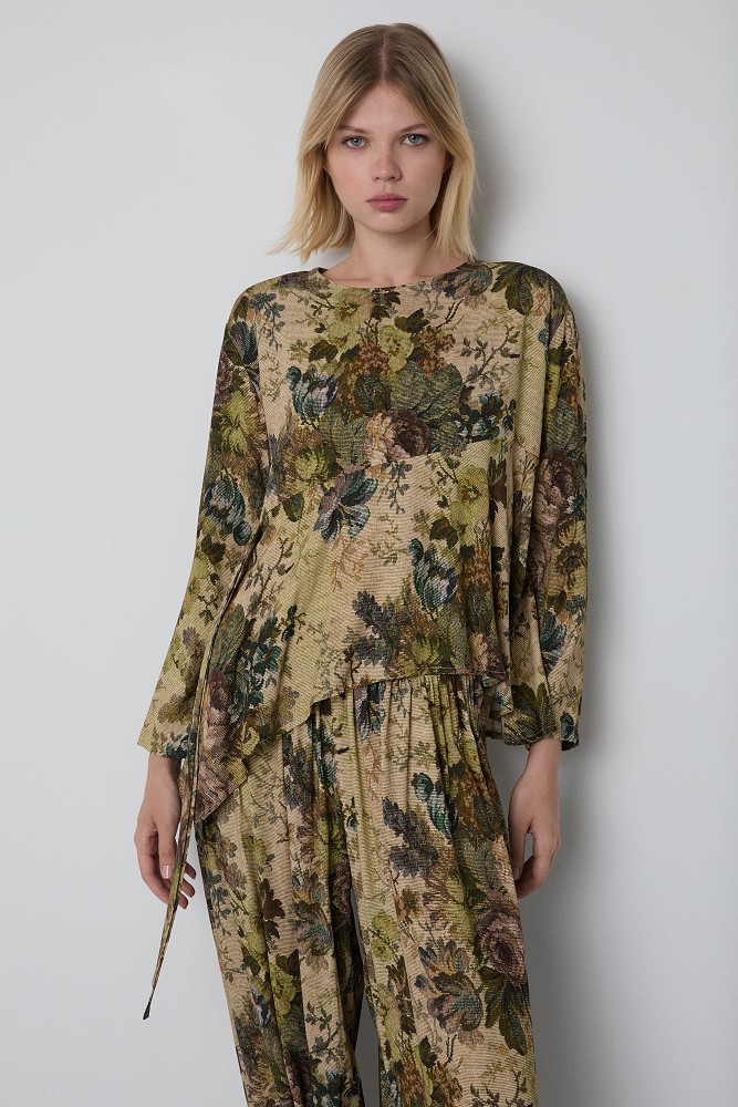 Blusa floral con dobladillo asimétrico