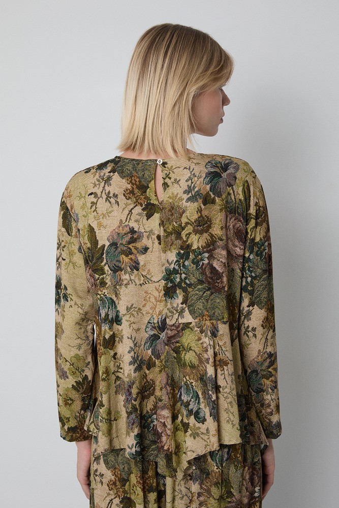 Blusa floral con dobladillo asimétrico