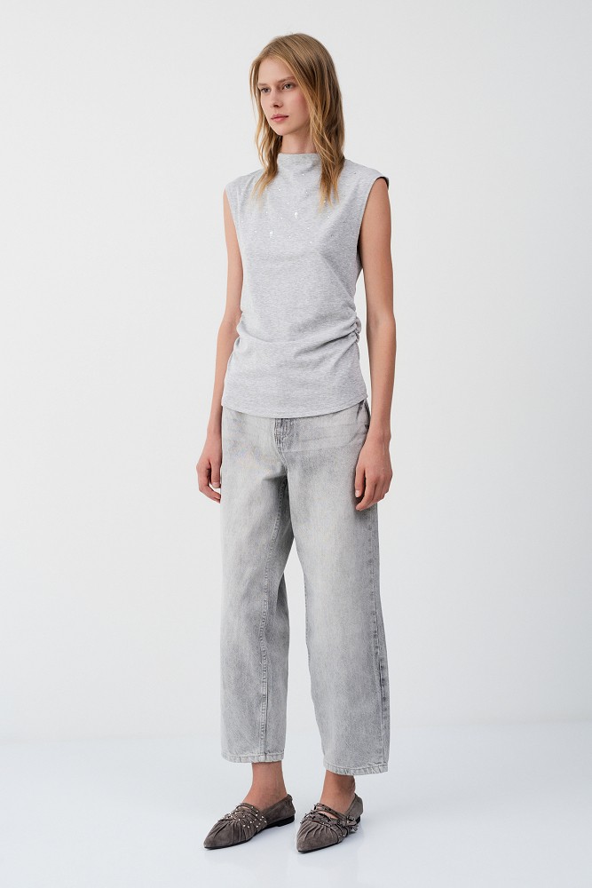 Sleeveless blouse with rhinestone