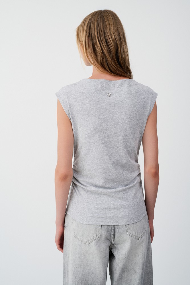 Sleeveless blouse with rhinestone