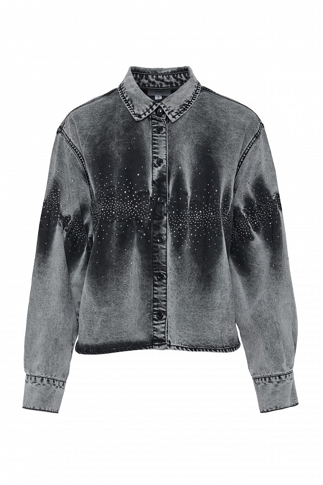 Camisa de mezclilla teñida al estilo tie-dye con adornos de pedrería