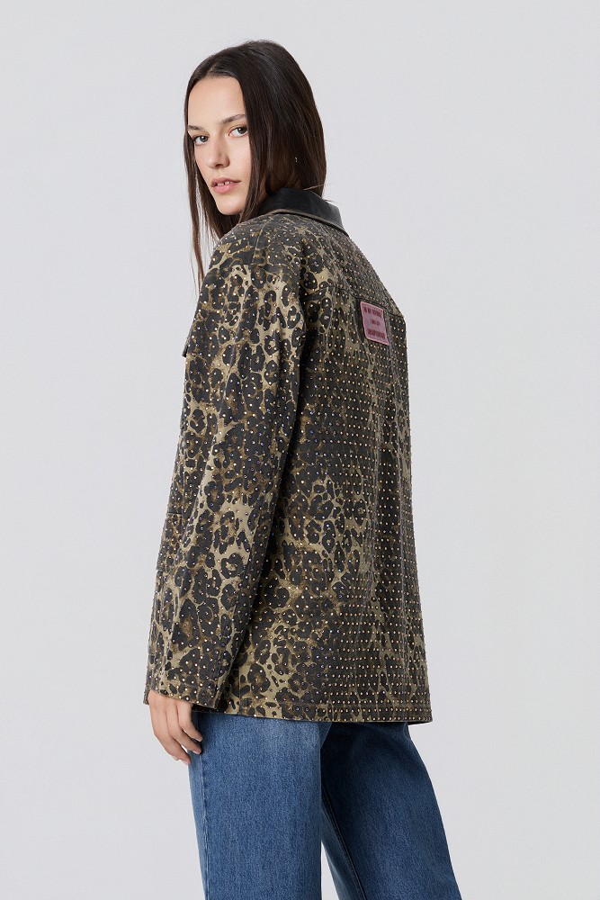 Chaqueta con estampado animal y pedrería