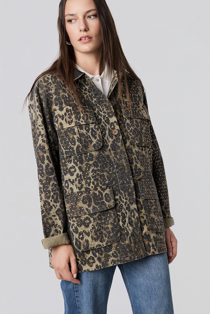 Chaqueta con estampado animal y pedrería