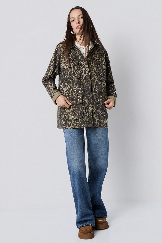 Chaqueta con estampado animal y pedrería