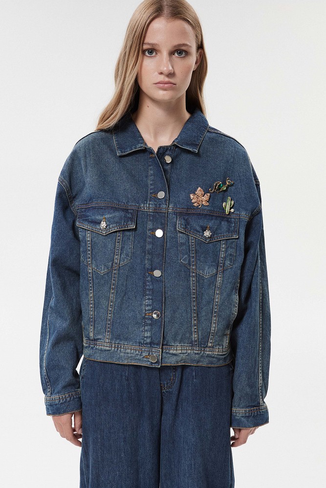 Denim τζάκετ με διακοσμητικές καρφίτσες