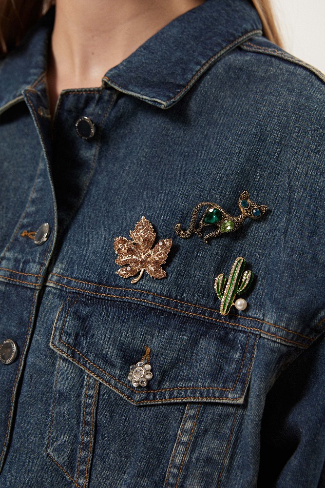 Denim τζάκετ με διακοσμητικές καρφίτσες