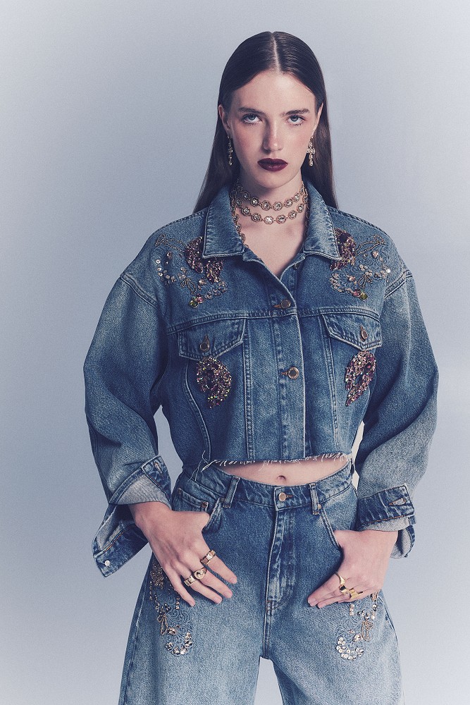 Chaqueta de mezclilla con detalles bordados