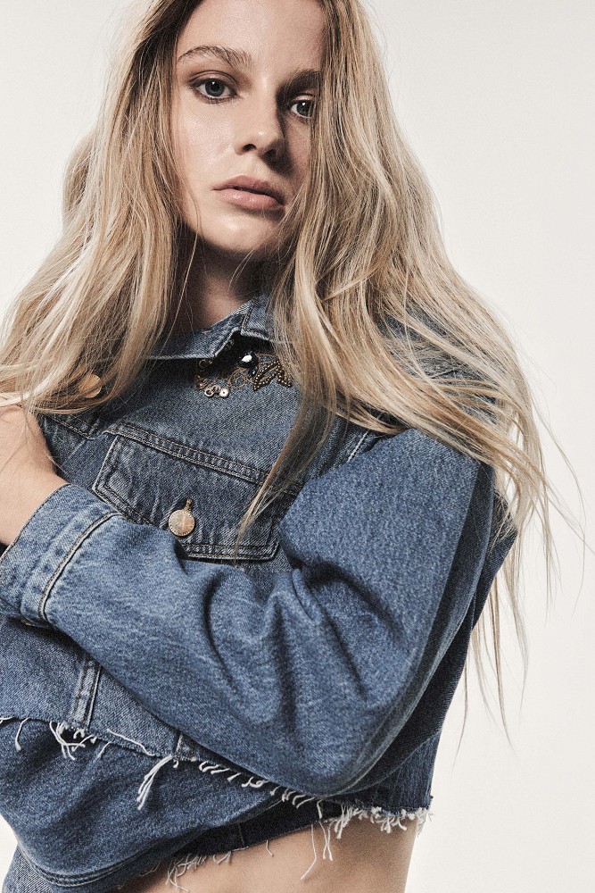 Chaqueta de mezclilla con detalles bordados