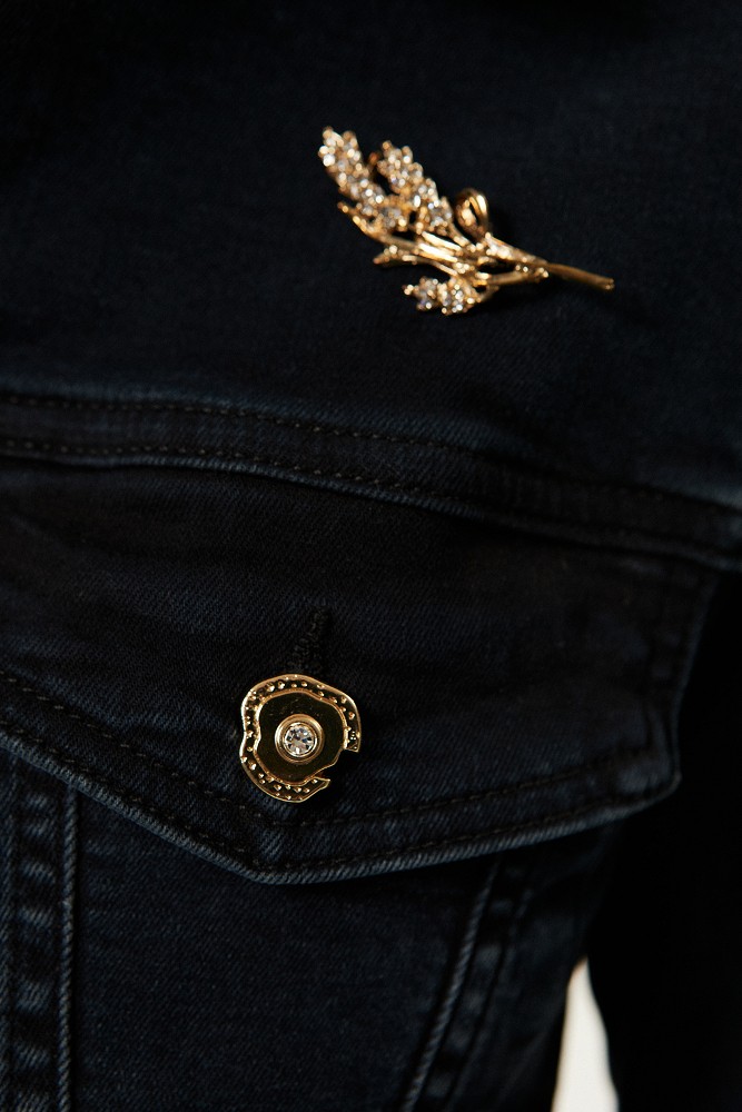Chaqueta de denim con botones decorativos