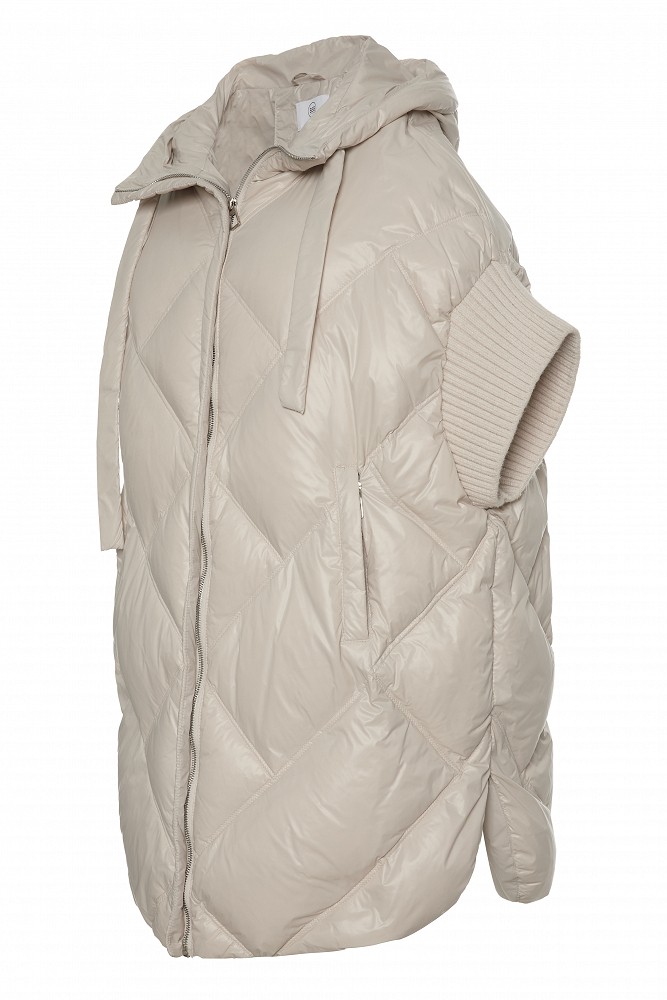 Sleeveless puffer jacket