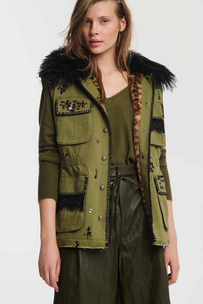 Sleeveless vest with embroidered details and faux fur