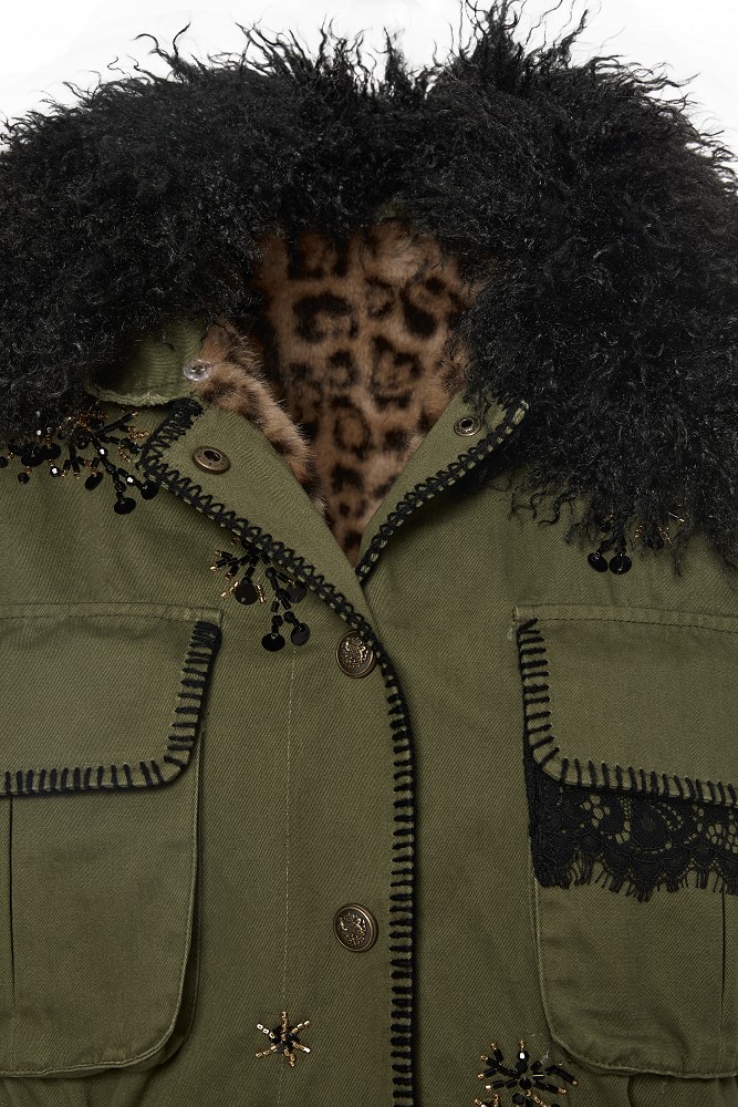 Sleeveless vest with embroidered details and faux fur