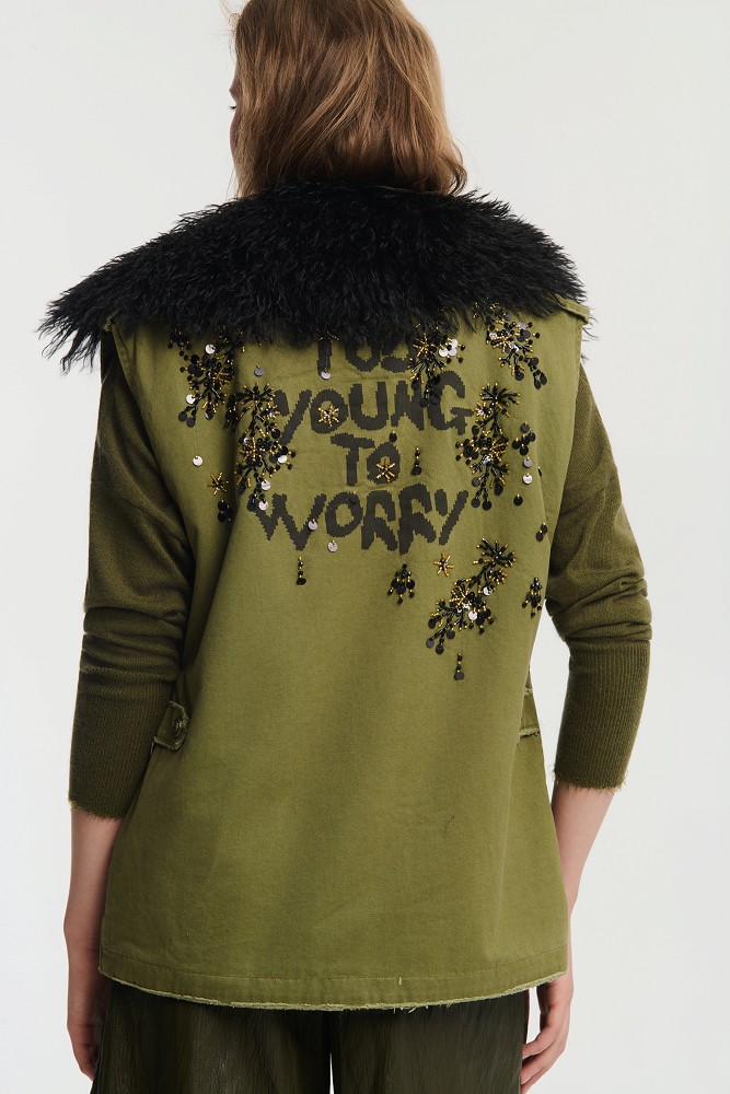 Sleeveless vest with embroidered details and faux fur