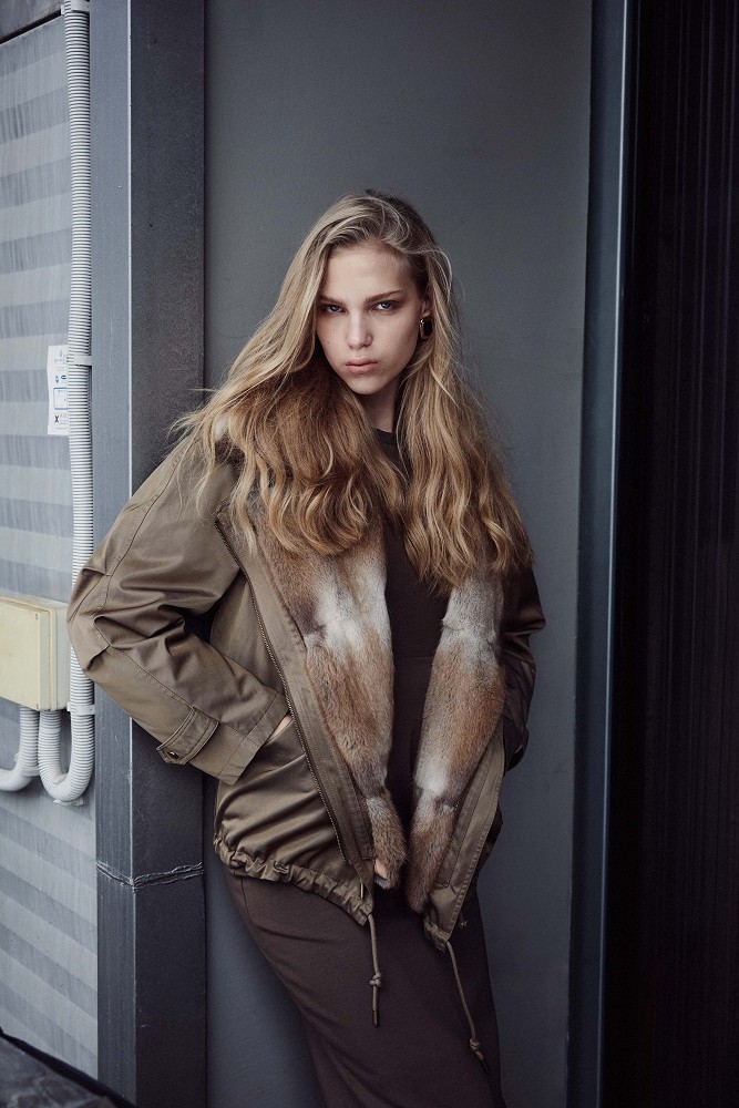 Parka jacket with faux fur collar