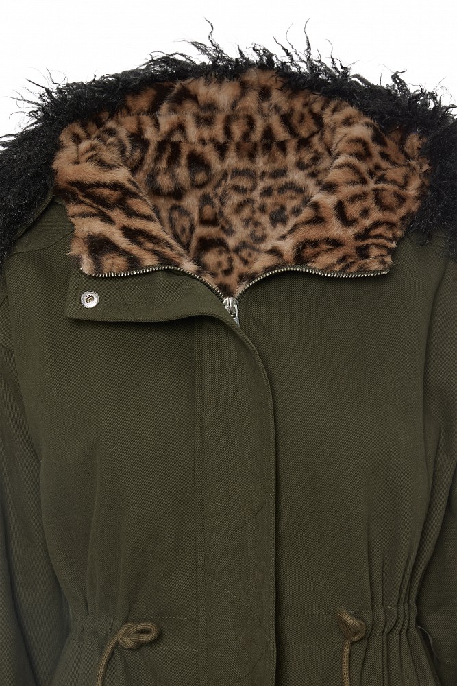 Παρκά με γούνινη επένδυση σε animal print