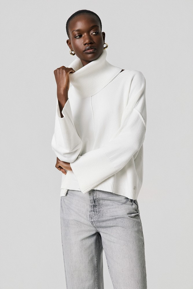Sweater with a detachable collar