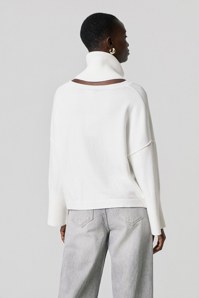 Sweater with a detachable collar