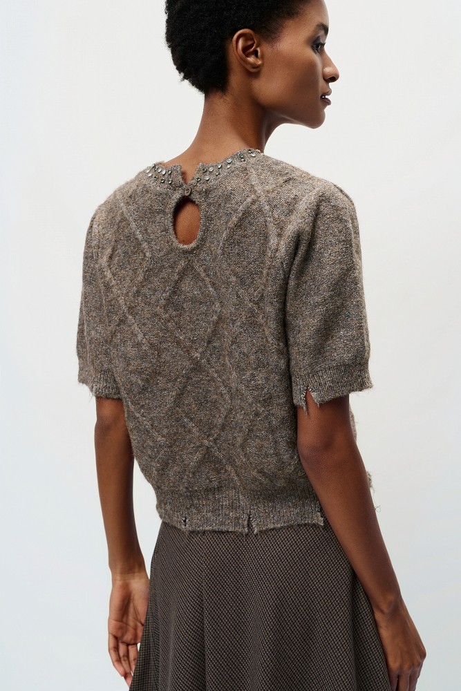 Short-sleeved knitted sweater with embellished stones