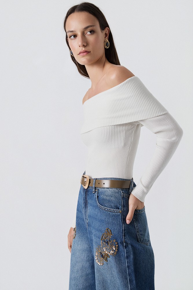 Pulover din tricot cu umerii goi