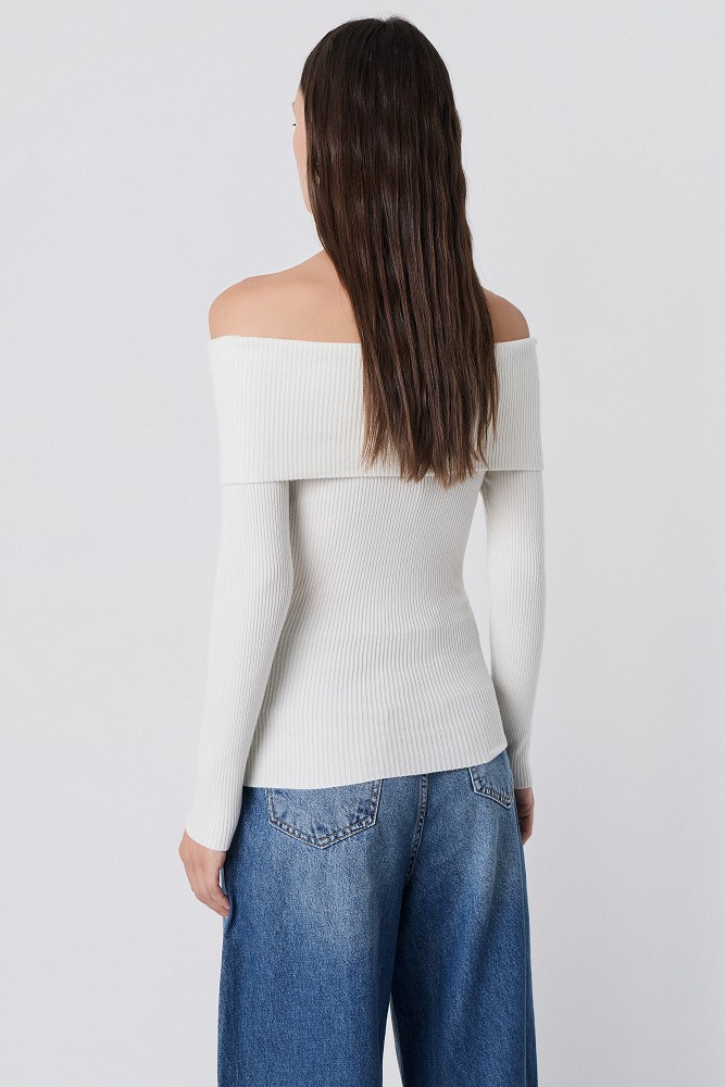 Pulover din tricot cu umerii goi
