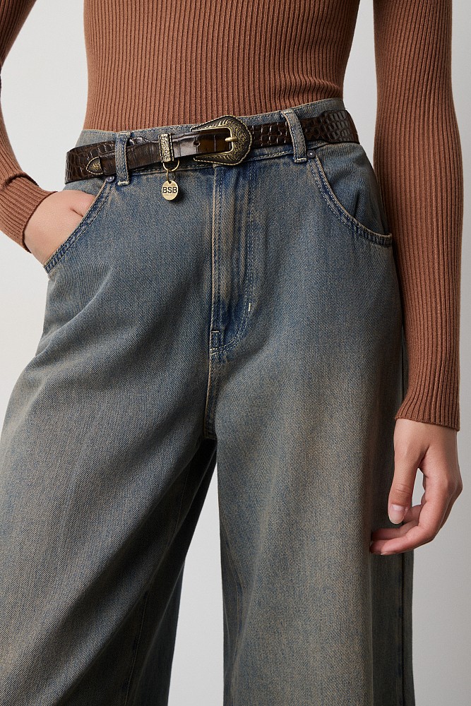 Leather belt with metal details
