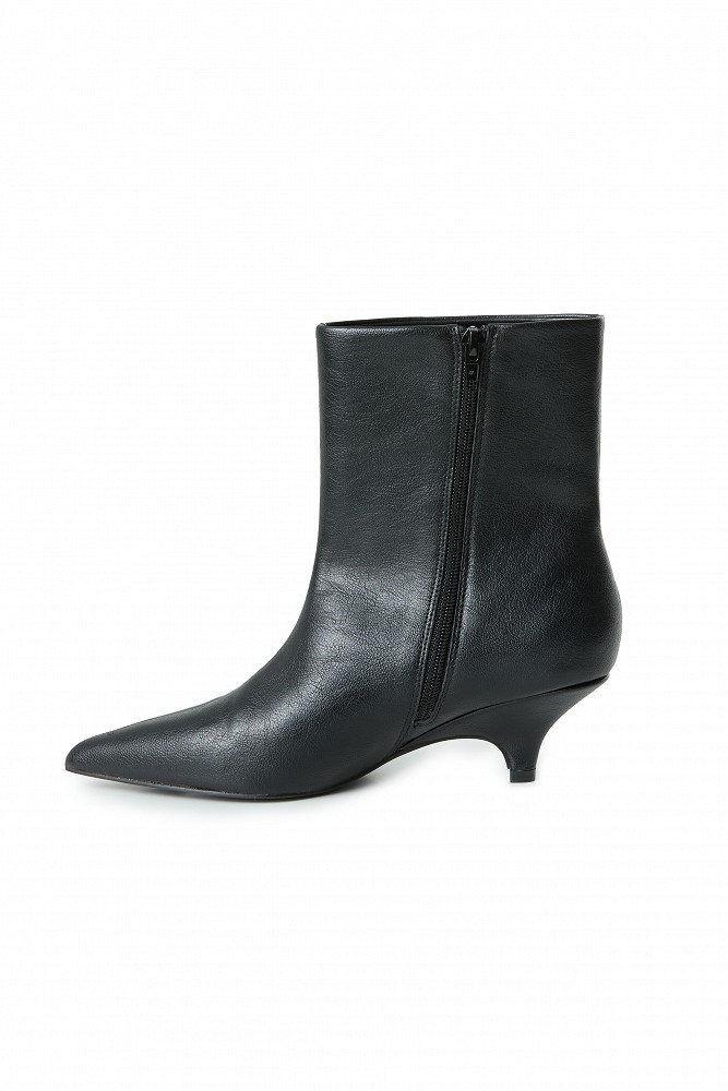 Low-heel ankle boots