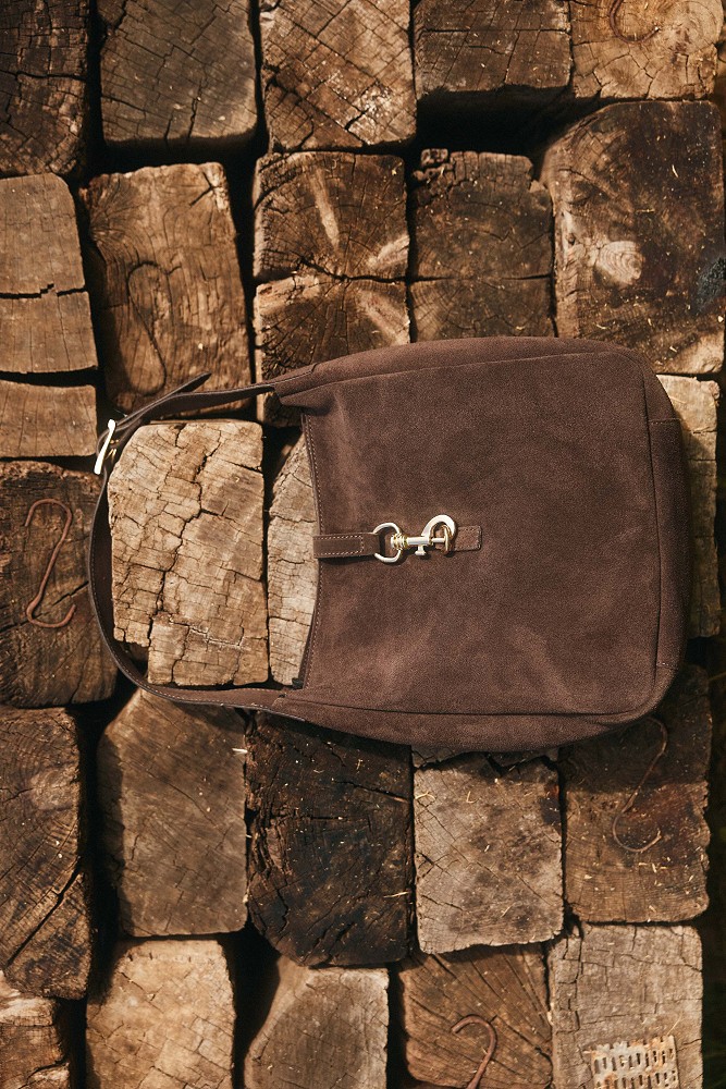 Bolso de hombro de gamuza