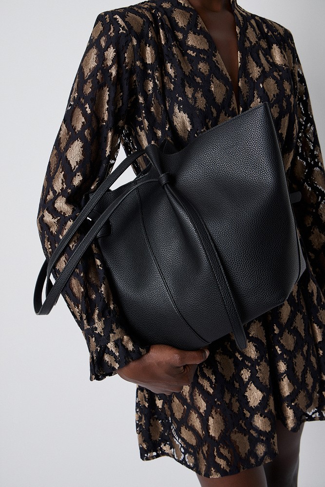 Shopper bag with pleats