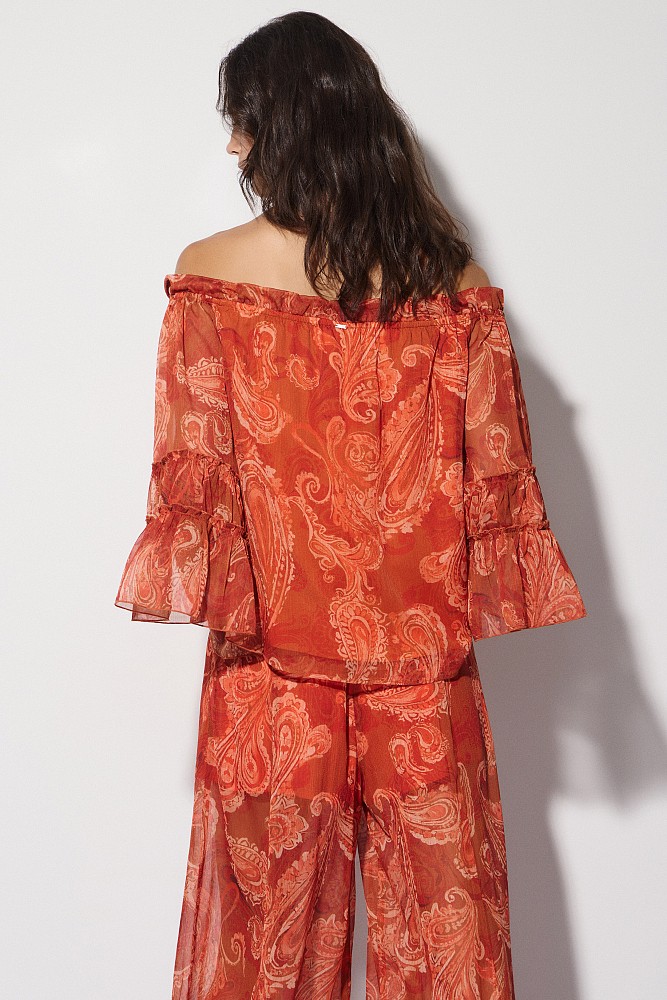 Blusa de hombros descubiertos con estampado de cachemira