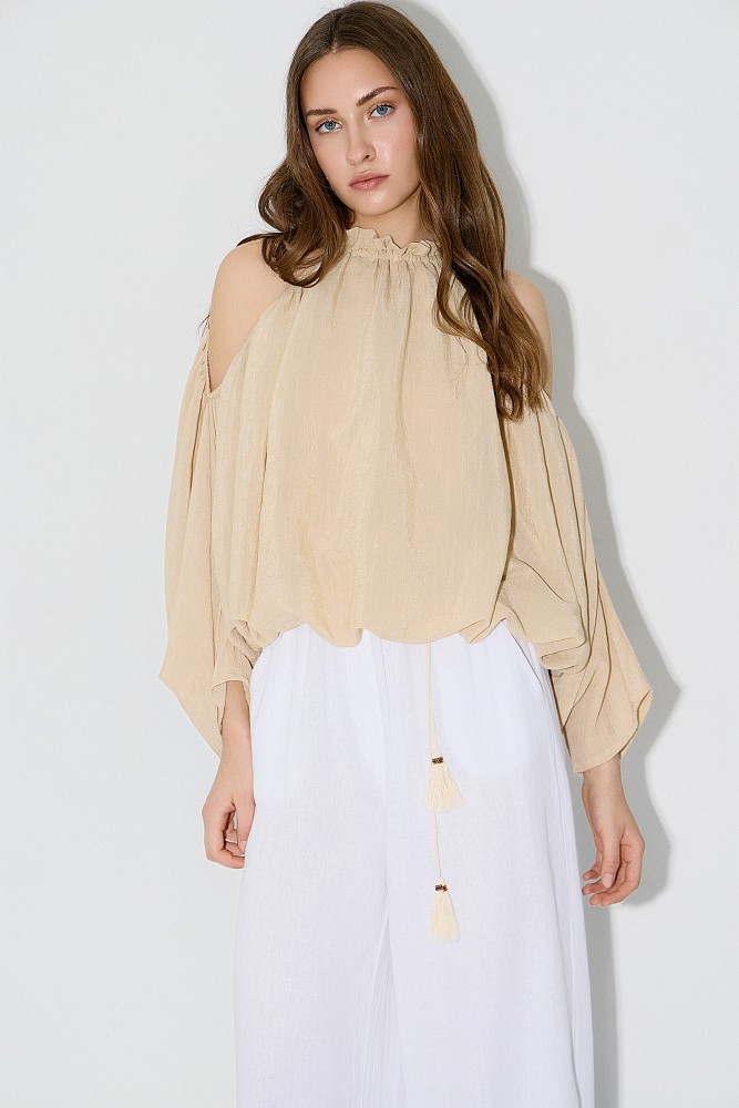 Blusa globo con hombros descubiertos y fruncidos