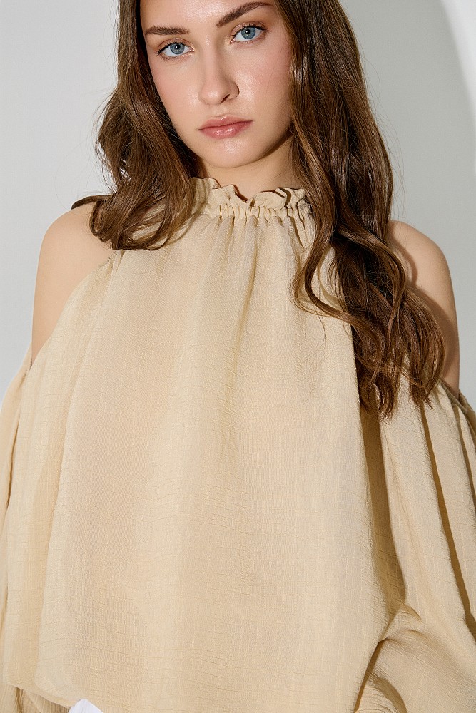 Blusa globo con hombros descubiertos y fruncidos