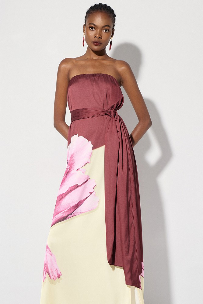 Vestido largo sin tirantes con diseño floral