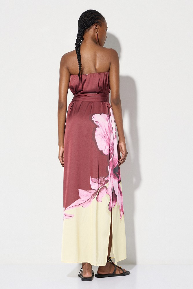 Vestido largo sin tirantes con diseño floral