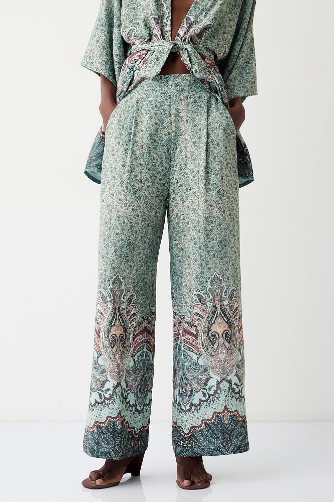 High-waisted trousers with paisley print