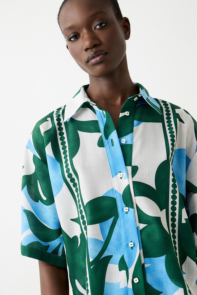 Printed short-sleeve shirt with a linen look