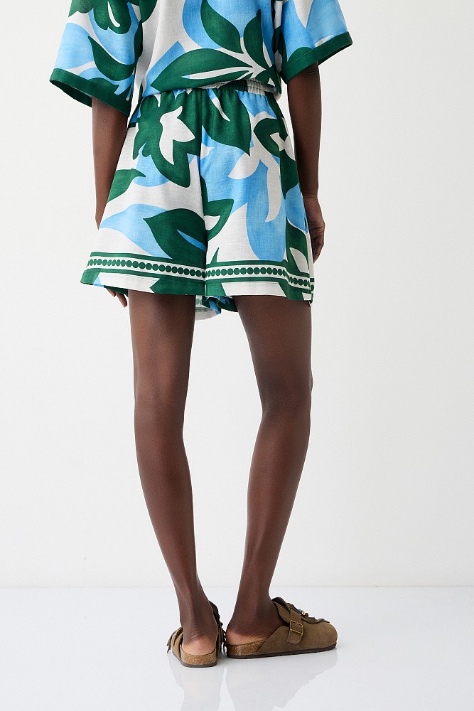 Printed high-waisted shorts