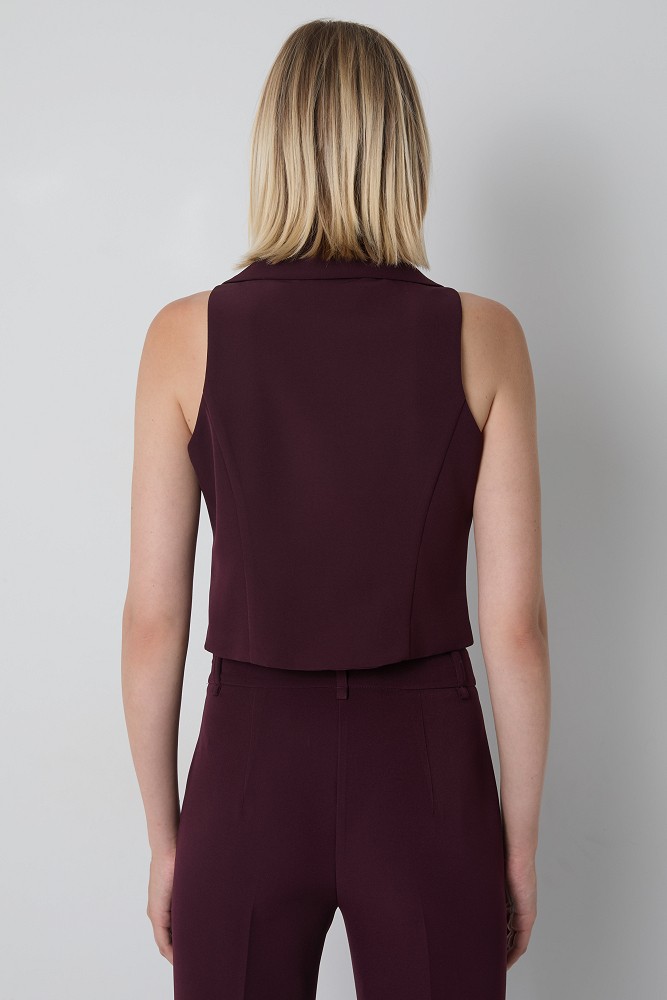 Sleeveless blouse with lapels and floral details
