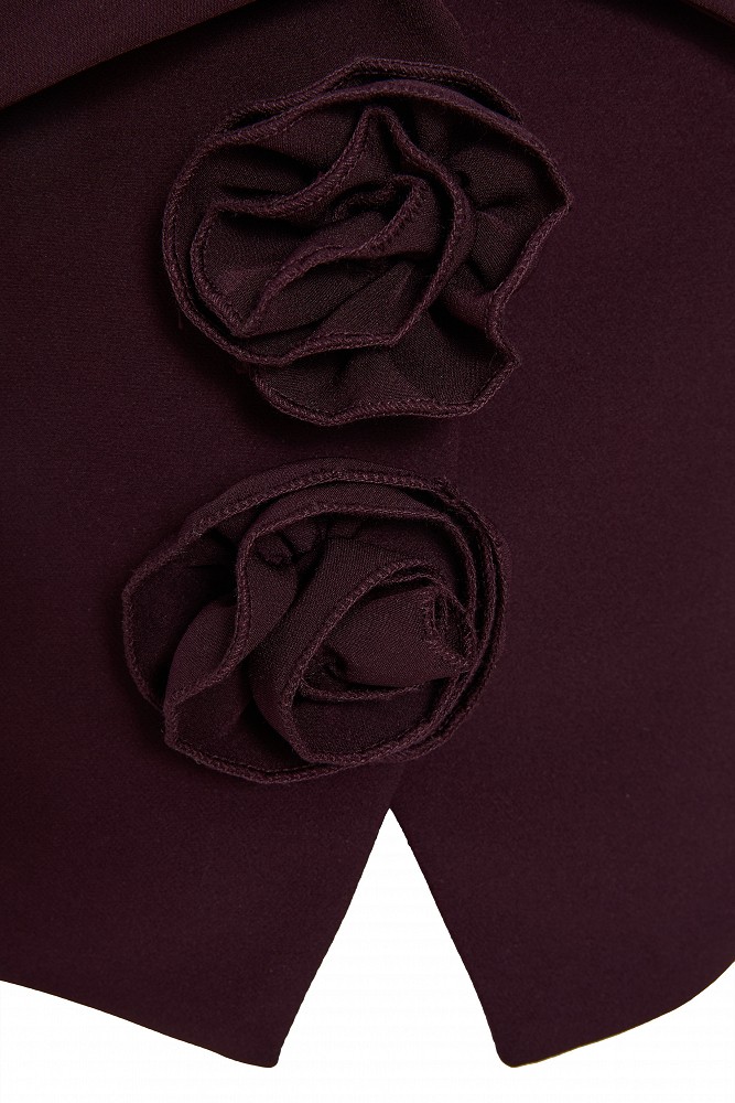 Sleeveless blouse with lapels and floral details