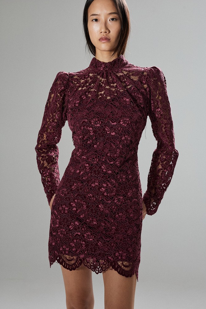 Rochie scurtă cu dantelă și umeri întăriți